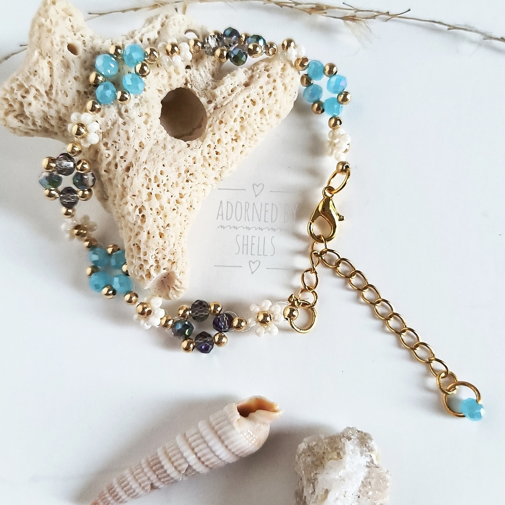 Daisy Dew Drop Blue Beaded Bracelet - Delicate Floral Elegance